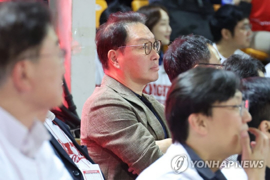 SK 홈경기장 찾은 최태원 회장. 연합뉴스